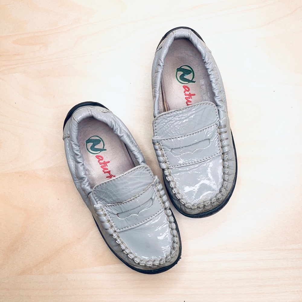 Naturino grey patent leather loafer